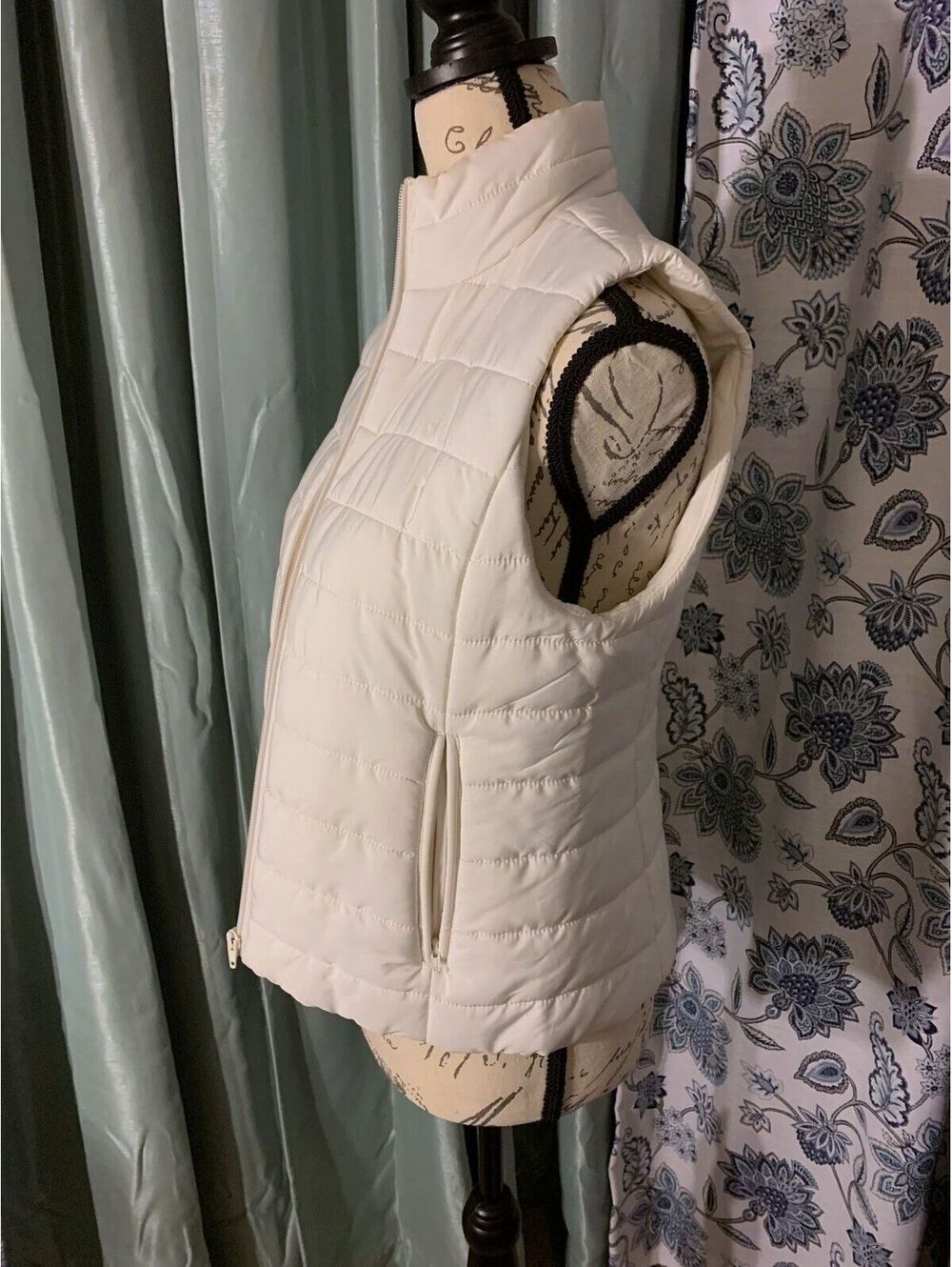 LOFT Women's White Quilted Puffer Vest Size Small - Picture 3 of 5